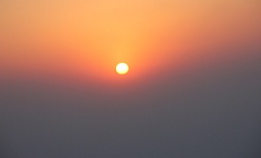 在五岳之首泰山顶峰等待日出