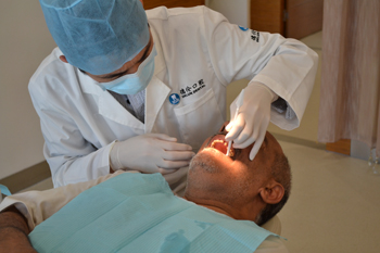 沈亦鹏医师为沙特富商美牙 仿生美容冠造就纯