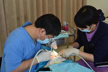 美容冠矫正牙齿如何选择权威医生--广州德伦口