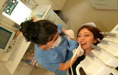 矫正虎牙多少钱?--广州德伦口腔