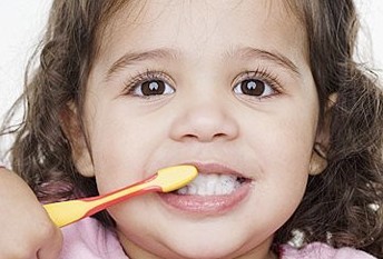 儿童牙齿矫正的费用--广州德伦口腔