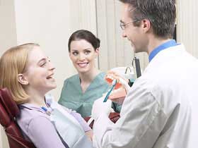 每年定期做口腔全面检查--广州德伦口腔