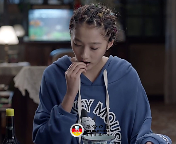 “好先生”彭佳禾带的是牙套、还是保持器?